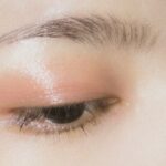 眉　綺麗に整えられた女性の眉のアップ